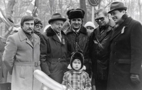 Секретарь парткома ЗАУ Владимир Казунин (первый слева) и Николай Дмитриевич Серебрянников (второй слева)