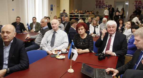 С надеждой слушает выступление гостей мэр Кохтла-Ярве Людмила Янченко ( в центре)