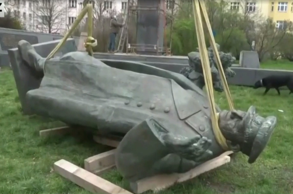 в Праге демонтировала памятник Коневу